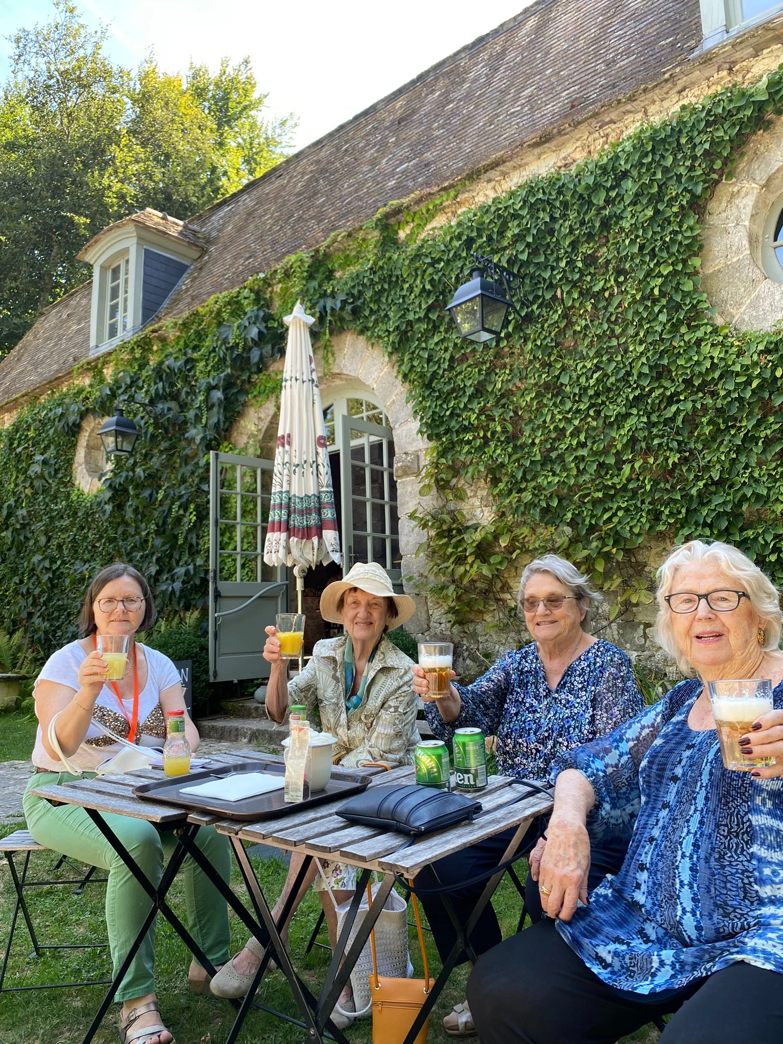 Moment convivial partagé avec plusieurs résidentes