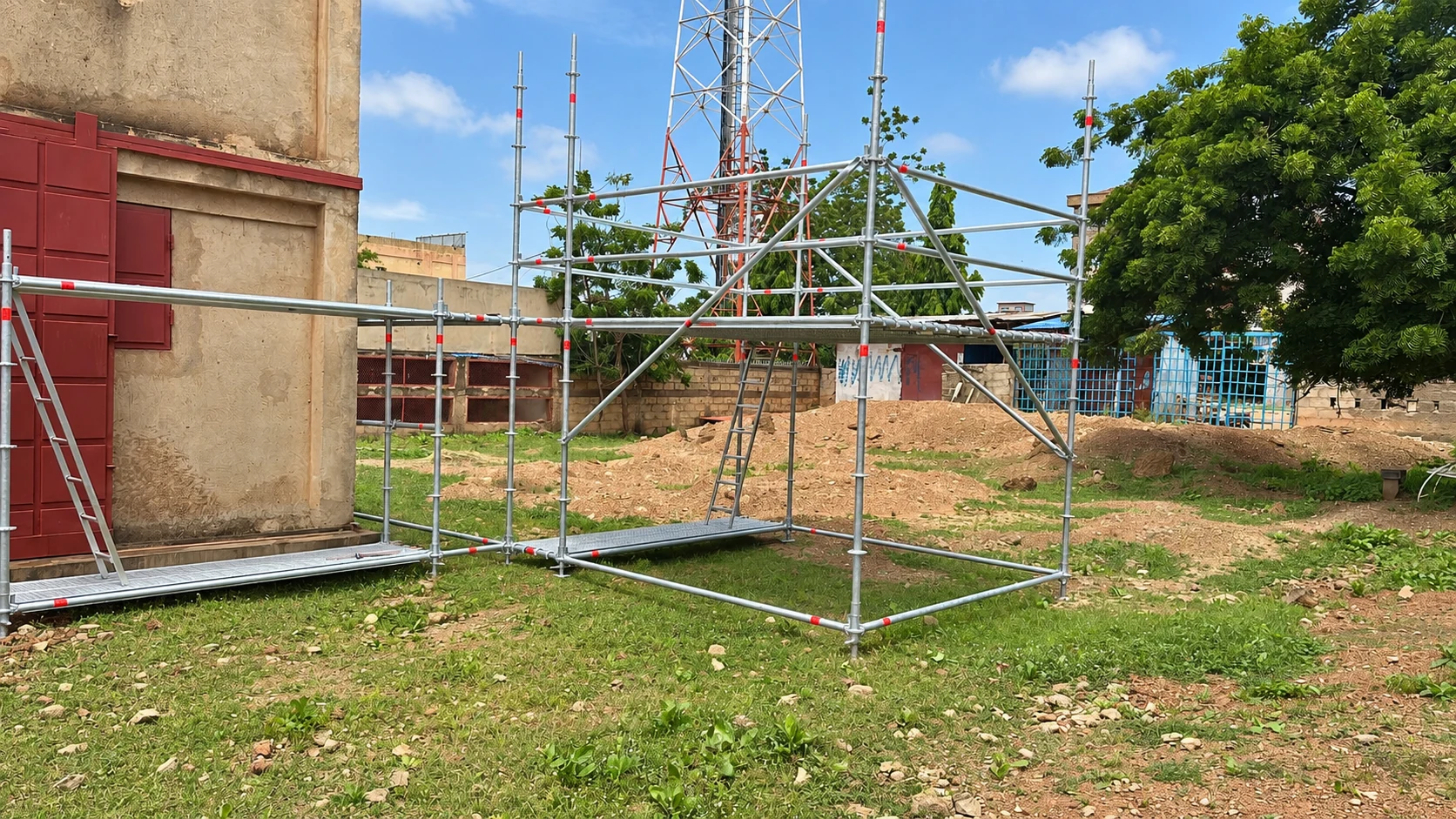 Structure d’échafaudage installée à l’extérieur