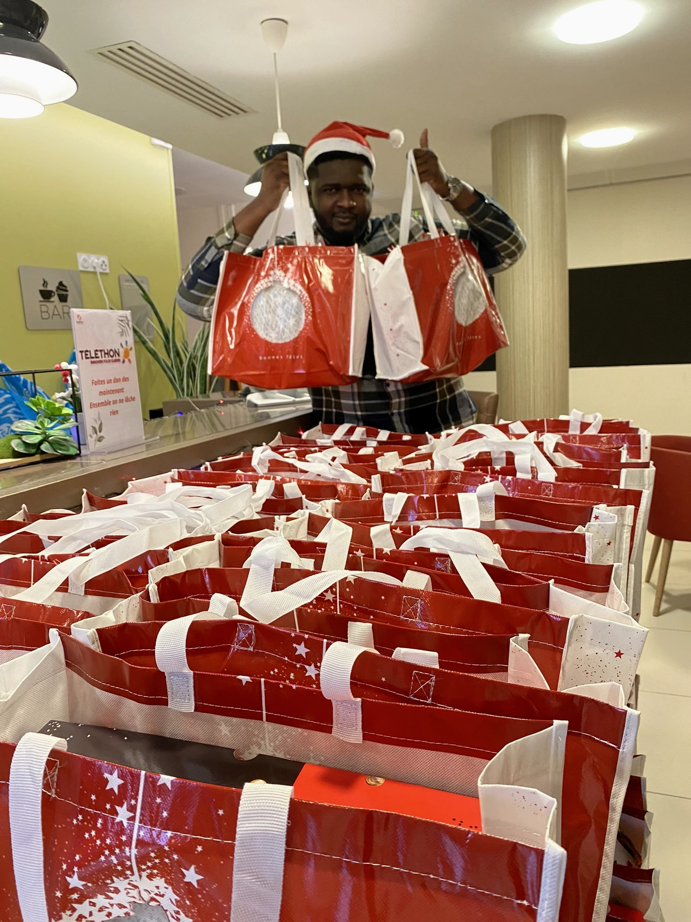 Distribution de cadeaux de Noël destinée aux personnes âgées, action renouvelée sur deux années