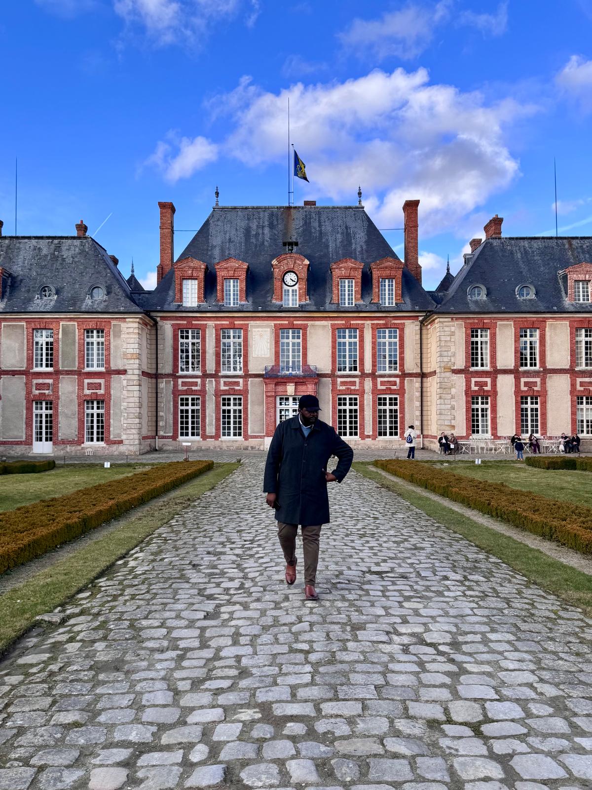Giovani Pelet devant un château en France