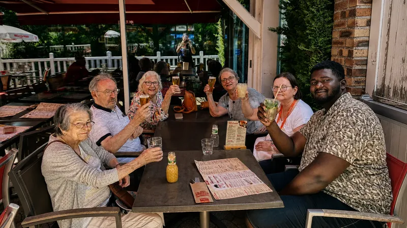 Moment convivial partagé avec des résidents seniors autour d’une table