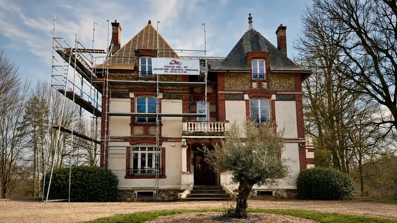 Maison en rénovation avec échafaudage, réalisation Group MS-BP