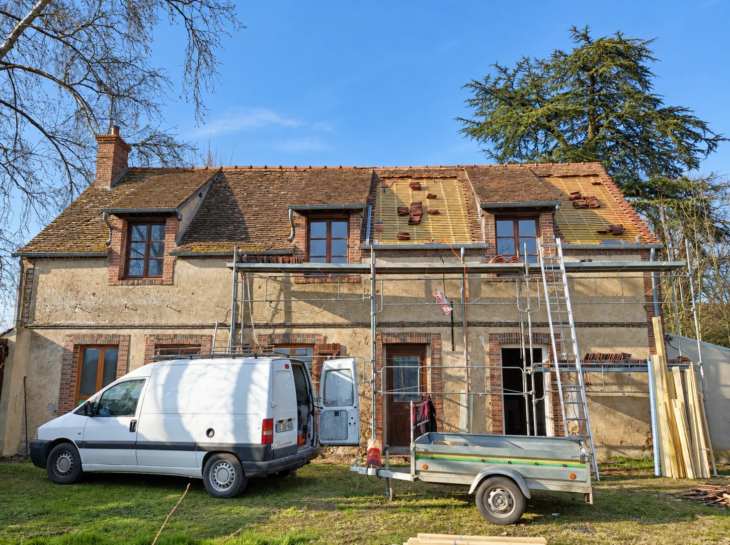 Maison et toiture en cours de rénovation, avec échafaudage