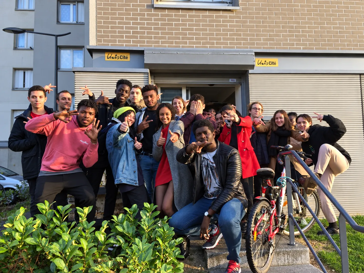 Giovani et les volontaires devant les locaux d’Unis-Cité à Reims